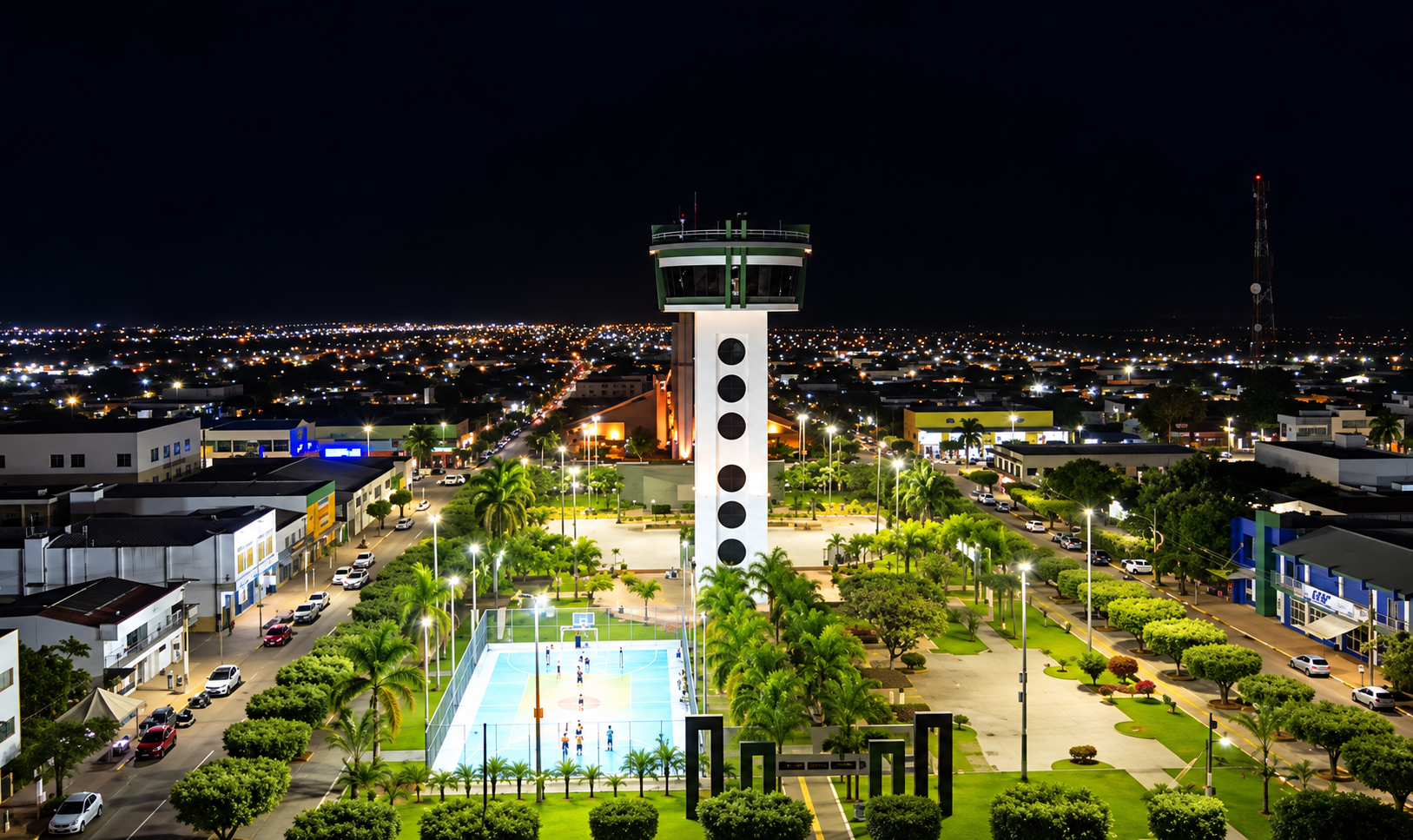 Vista noturna de Campo Verde com o Mirante e a cidade iluminada