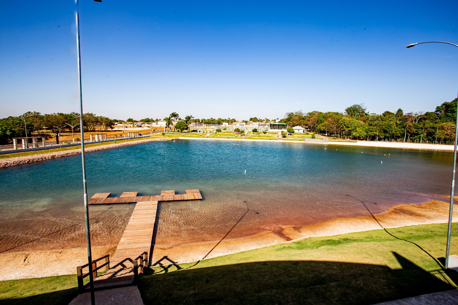 Lago e áreas de convivência do Parque Recanto do Sol
